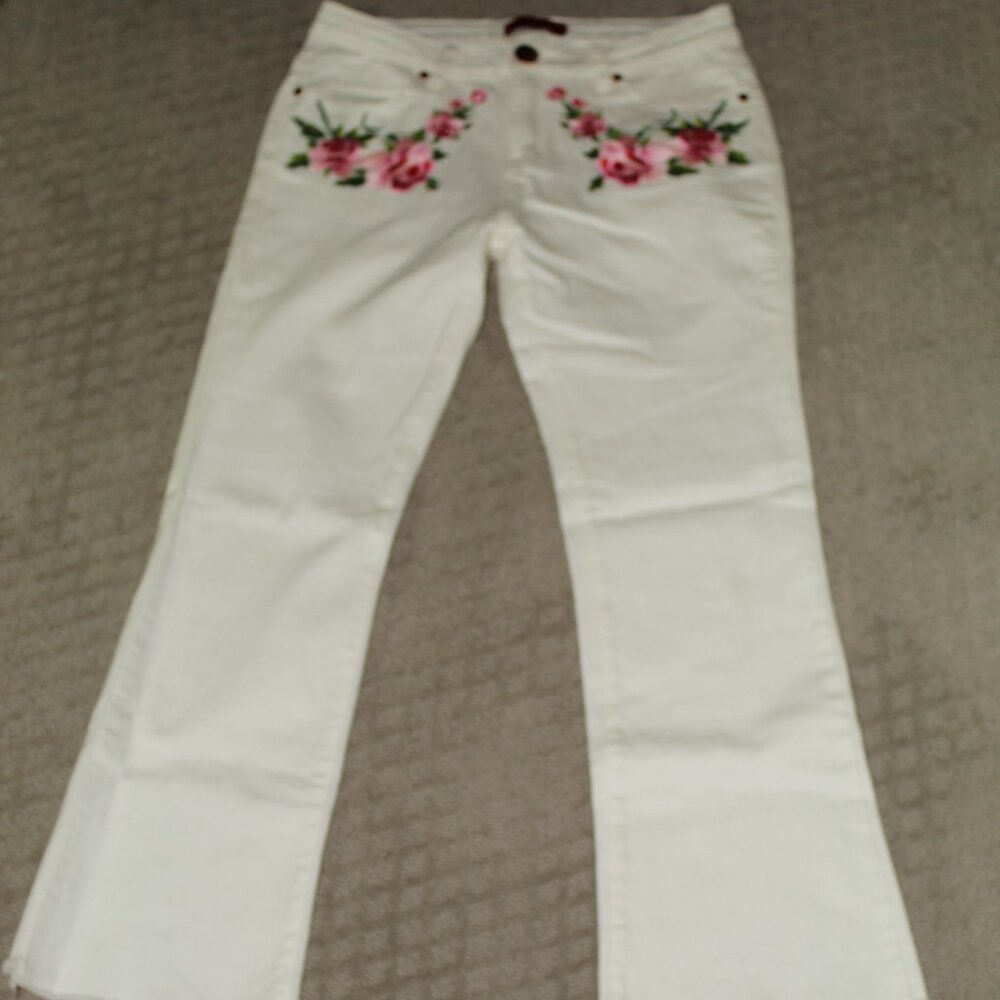 NWOT Signature8 Size M Cream Colored Jeans with Embroidered Flowers